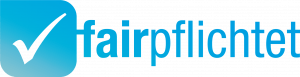 fairpflichtet logo, blaue Schrift mit dem Logo vorne dran, ein Hacken, cinnamon mit fairplichtet Nachhaltigkeitskodex.