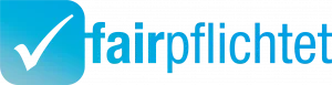 fairpflichtet logo, blaue Schrift mit dem Logo vorne dran, ein Hacken, cinnamon mit fairplichtet Nachhaltigkeitskodex.