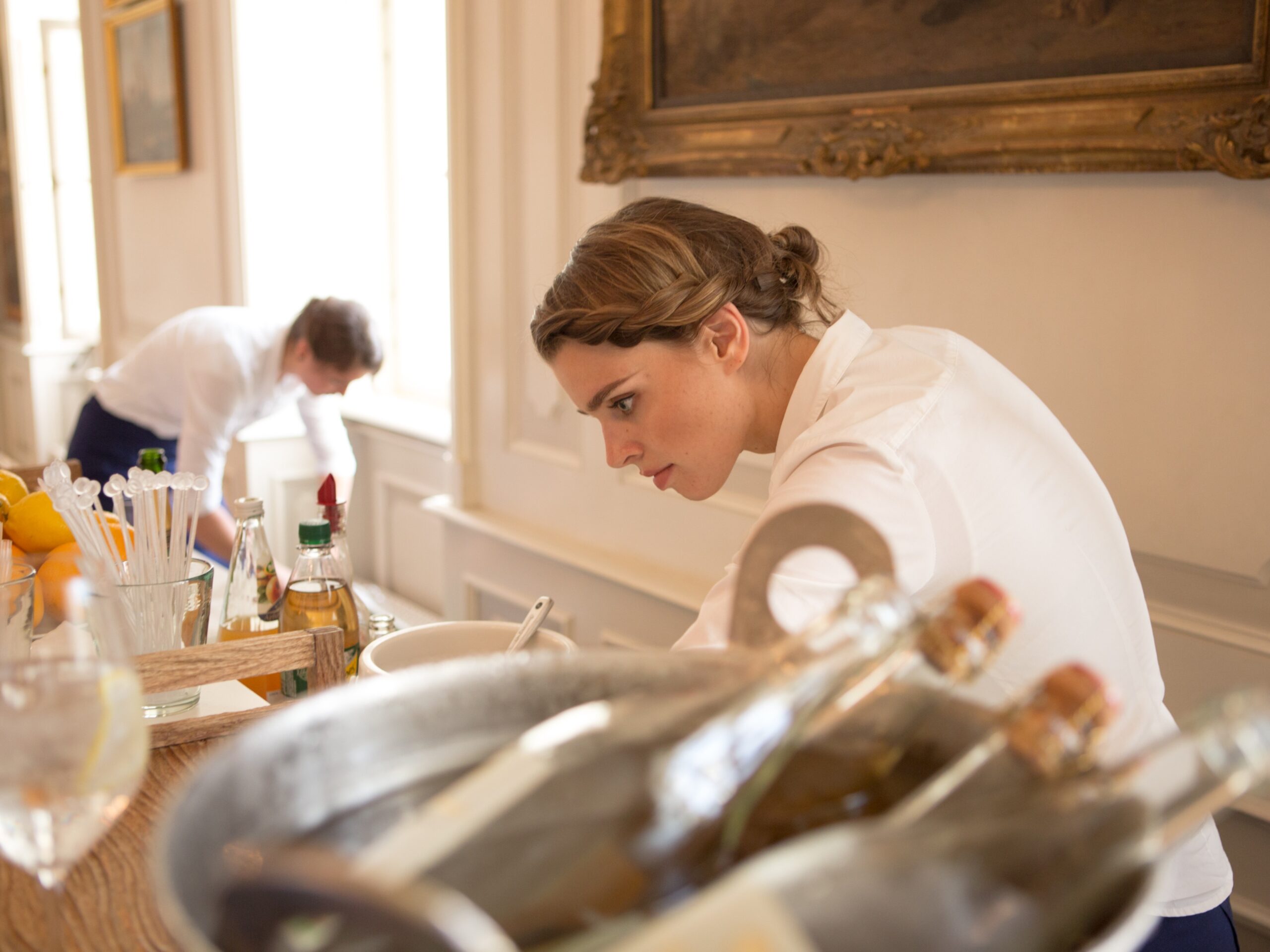 Zwei Servicekr&auml;fte in wei&szlig;en Hemden arbeiten an einer Cocktailbar, professioneller Barservice bei Event, Messe und Promotion im Einsatz