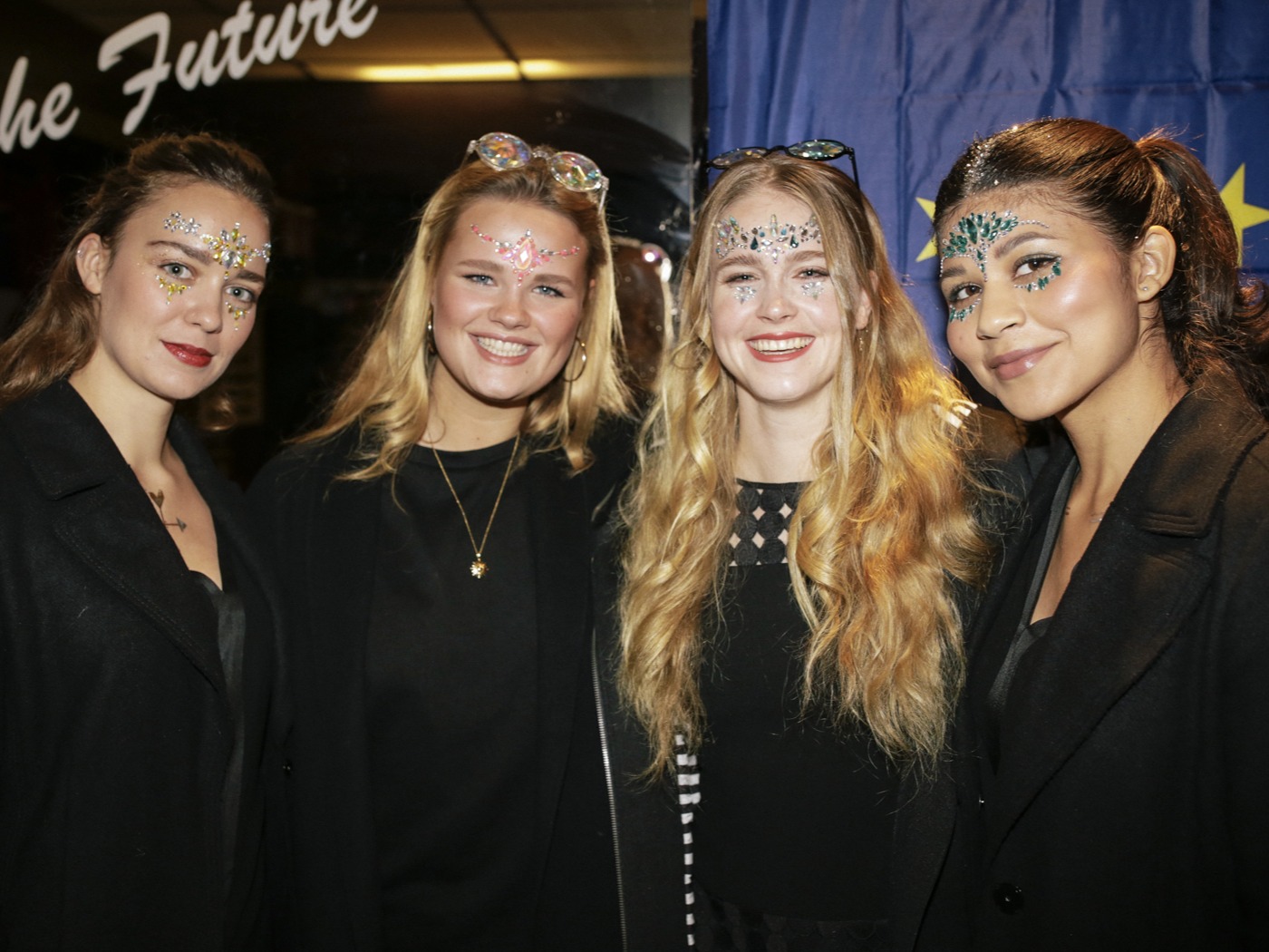Hostessen im schwarzen Hosenanzug mit weißem Hemd arbeiten an der Akkreditierung, lächelnder und professioneller Empfang bei Event und Messe