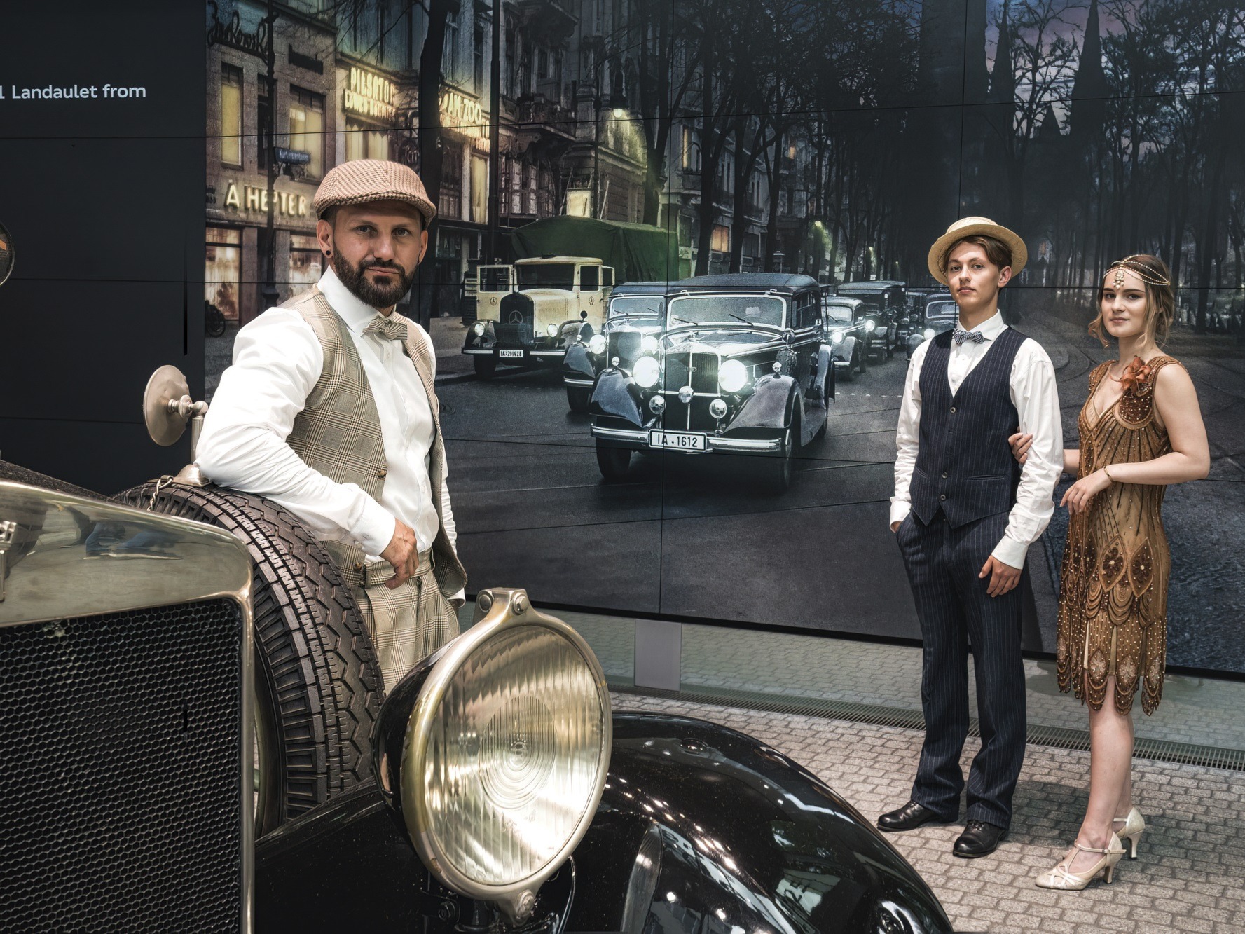 Zwei Modelhosts im 60er-Jahre Outfit mit extravaganten Looks posieren vor der Kamera, stilvolle Inszenierung bei Event, Promotion und Fotoshooting