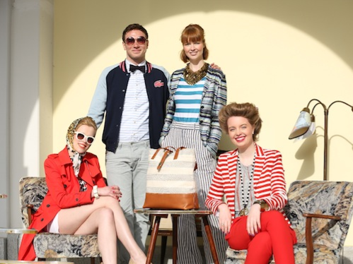 Hosts und Hostessen im 80er-Jahre Look posieren lächelnd vor der Kamera, stilvolle Inszenierung bei Event, Promotion und Fotoshooting