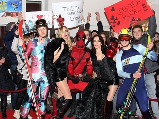 Personen in verschiedenen Kostümen mit Deadpool in der Mitte, auffällige Promotion Aktion bei Event, Messe und Entertainment Einsatz