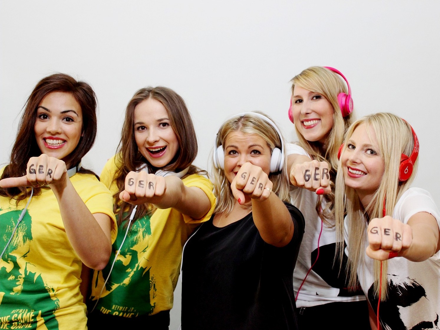 Fünf Frauen in unterschiedlichen Outfits mit ausgestreckter Faust, „GER“ auf den Fingern, starke Teaminszenierung bei Promotion und Event