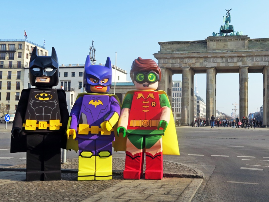 Drei Personen in LEGO Kostümen als Batman, Batwoman und Robin, kreative Promotion Aktion bei Event, Messe und Markeninszenierung