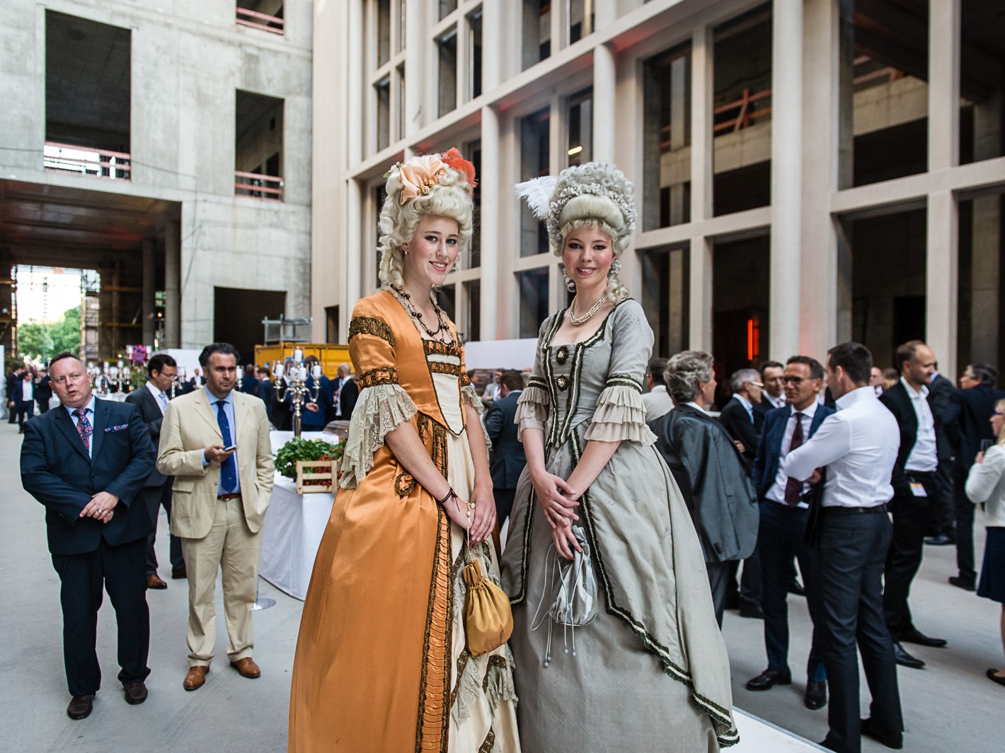 Zwei Frauen im Stil der 1920er Jahre in eleganten Kleidern bei einem Event, stilvolle Themeninszenierung für Gala, Promotion und Veranstaltung