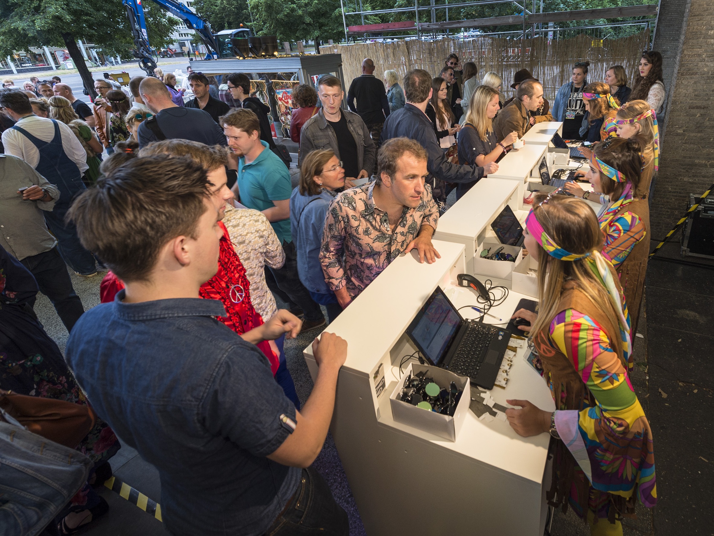 Transferhostessen im Kostüm unterstützen bei der Akkreditierung von Gästen, professioneller Empfang und Check-in bei Event und Veranstaltung