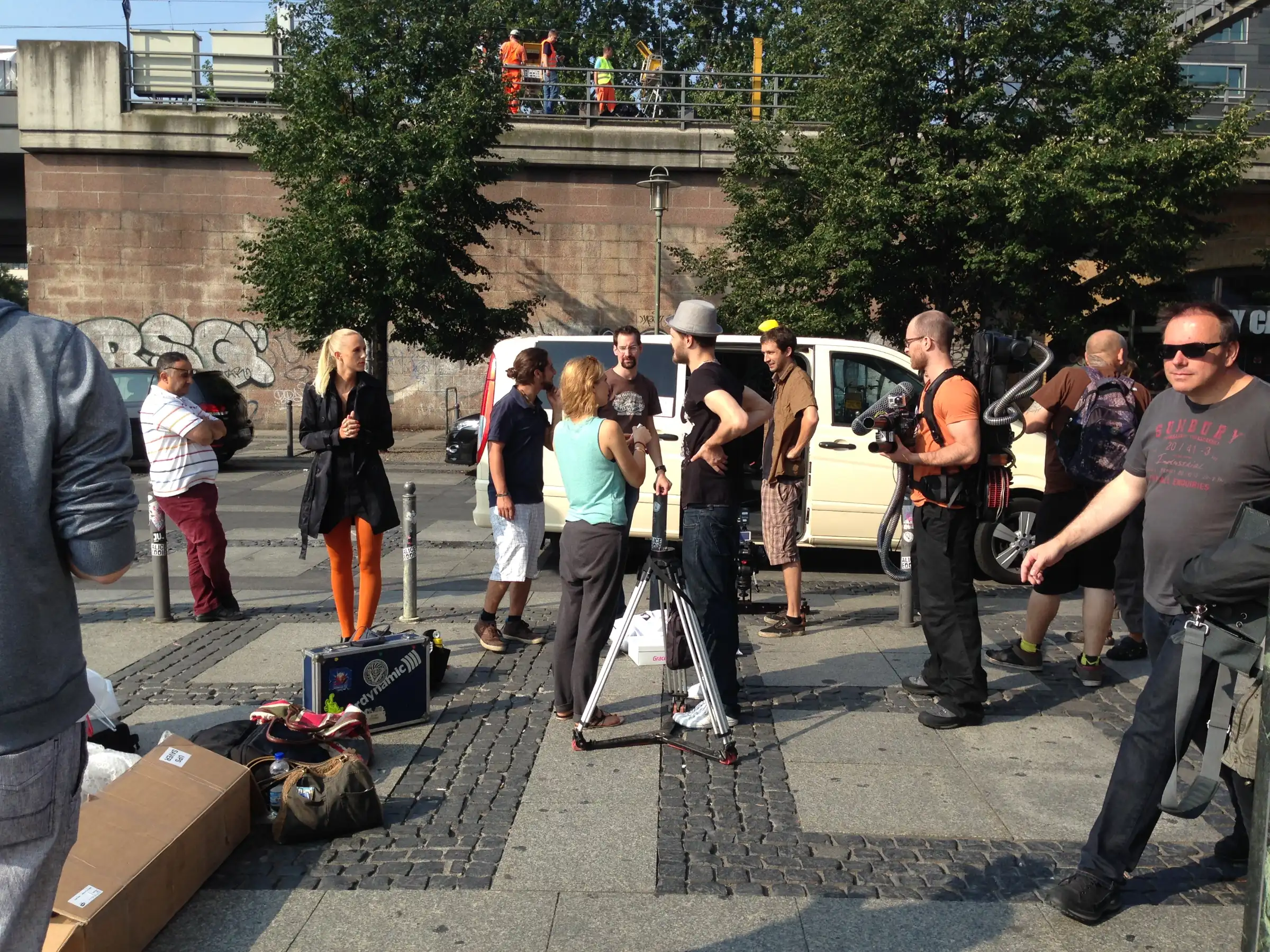 Fotoshooting mit Kamerateam auf einer Straße