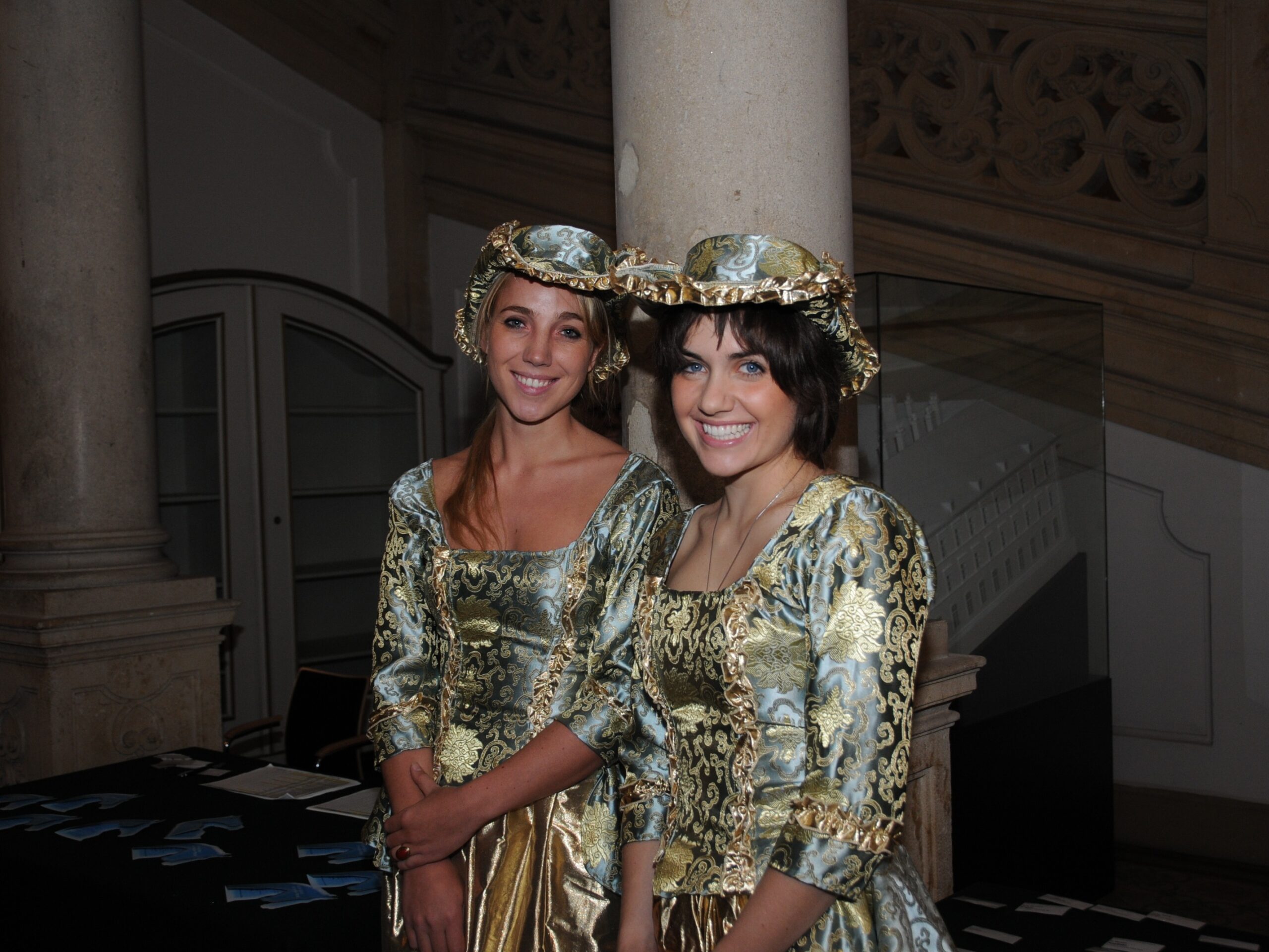 Zwei Hostessen in edlen Kleidern im Stil des 18. Jahrhunderts, elegant geschminkt bei stilvoller Event, Promotion und Themenveranstaltung