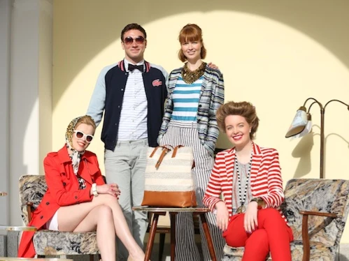 Hosts und Hostessen im 80er-Jahre Look posieren lächelnd vor der Kamera, stilvolle Inszenierung bei Event, Promotion und Fotoshooting