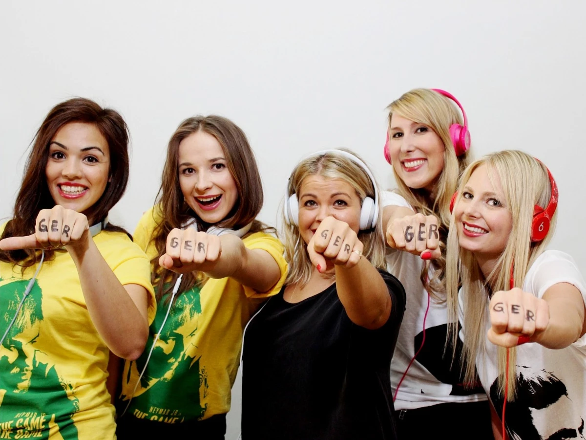 Fünf Frauen in unterschiedlichen Outfits mit ausgestreckter Faust, „GER“ auf den Fingern, starke Teaminszenierung bei Promotion und Event