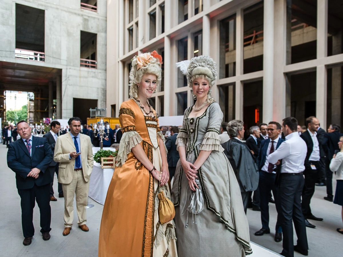 Zwei Frauen im Stil der 1920er Jahre in eleganten Kleidern bei einem Event, stilvolle Themeninszenierung für Gala, Promotion und Veranstaltung