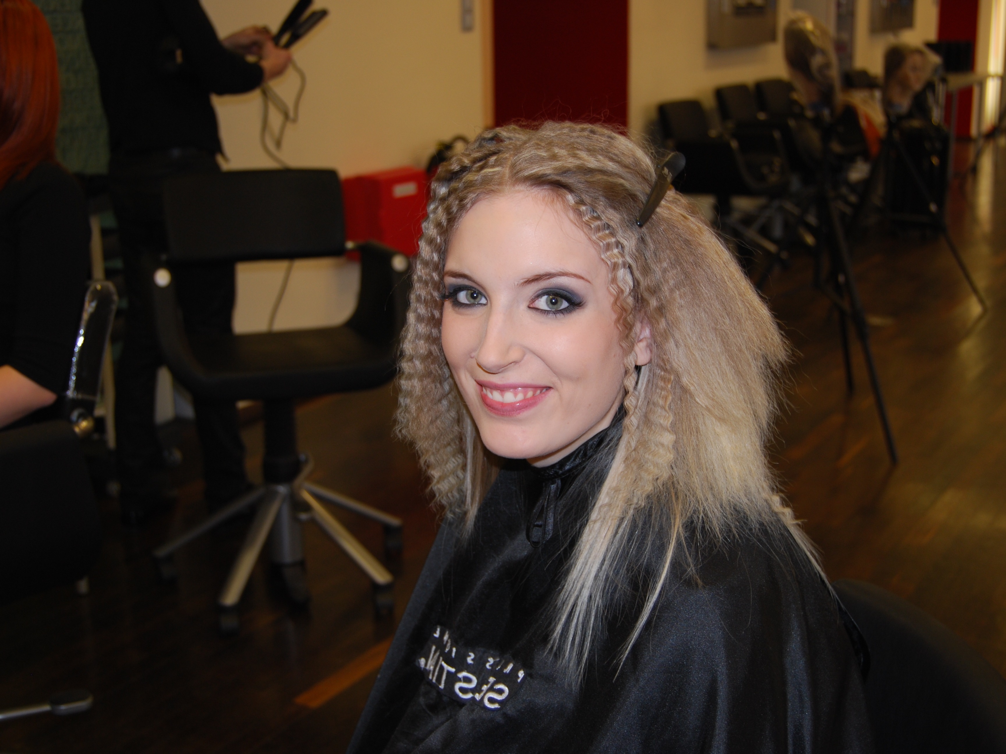 Hostess im Friseurstuhl mit fertig gestylten Haaren, professionelle Vorbereitung für Event, Shooting und Promotion Einsatz