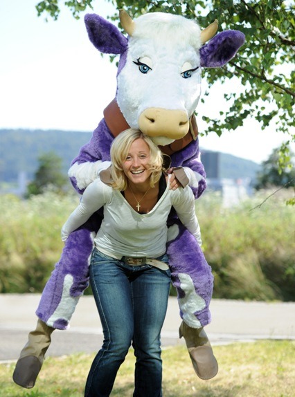 Walking Act Promotion mit verkleideter Milka-Kuh auf dem Rücken einer Frau, kreative Markeninszenierung bei Event, Messe und Street Promotion