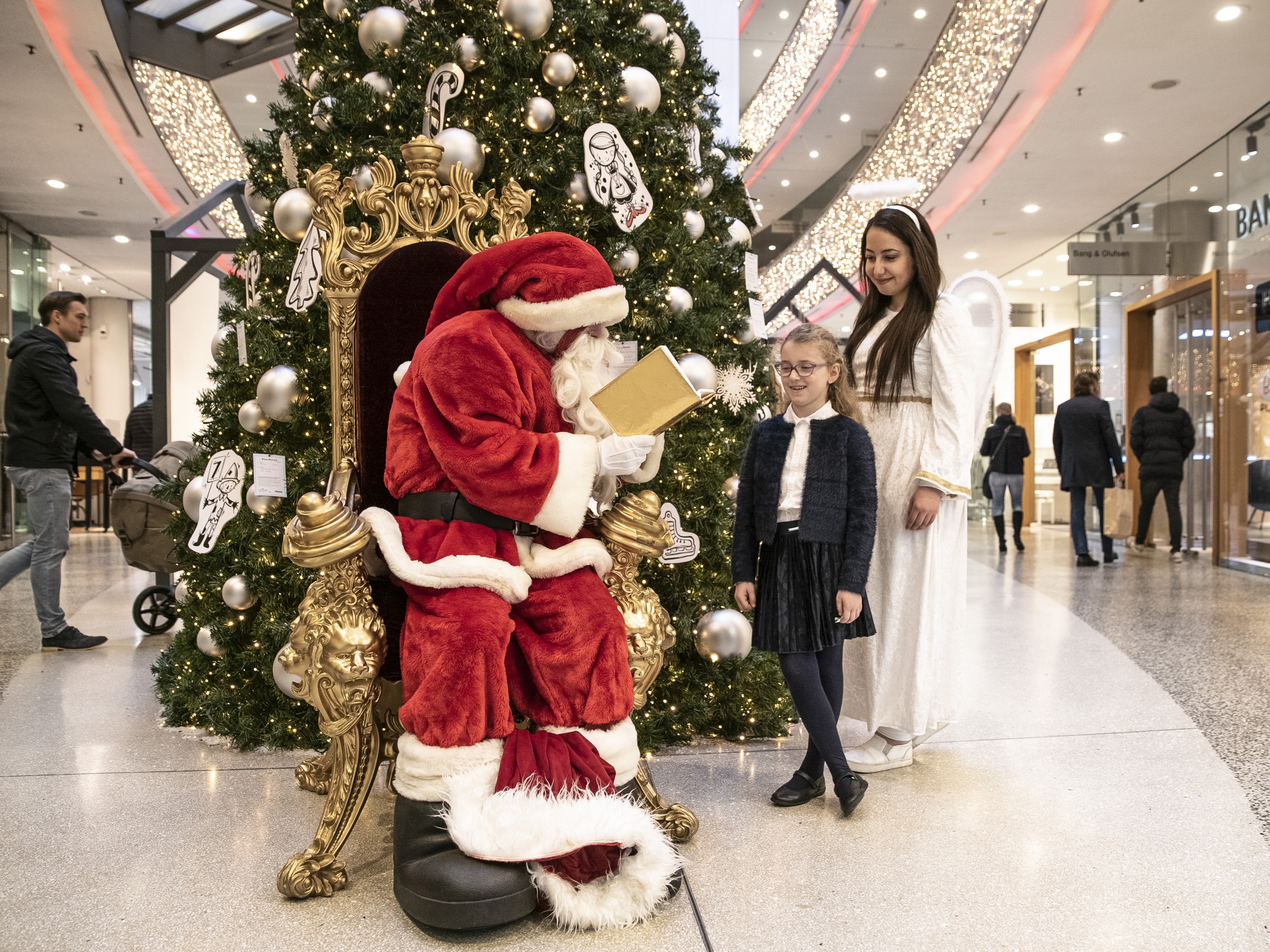 walking_act_weihnachtsmann_einkaufszentrum