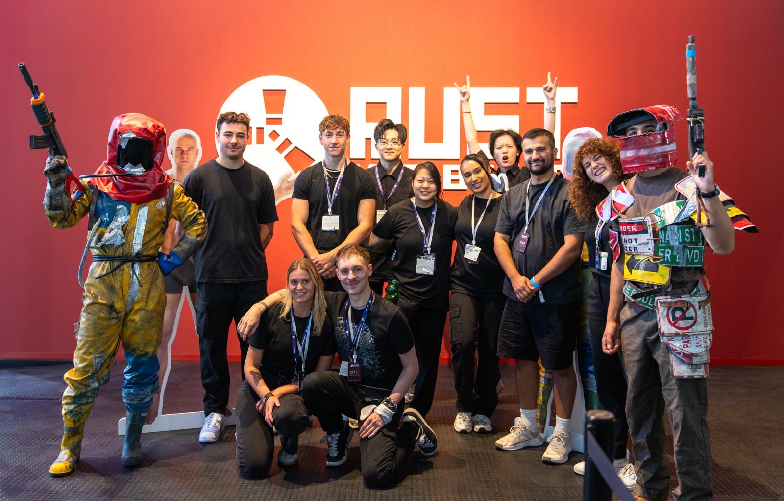 Gruppe von Hostessen und Walking Acts vor einer Wand auf der gamescom 2025, auffälliger Promotion Einsatz bei Gaming-Event und Markeninszenierung