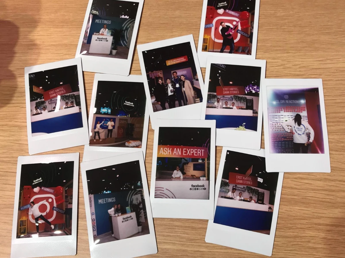 > Polaroid-Fotos von vergangenen Events liegen auf einem Tisch, emotionale Erinnerungen an Promotion Einsätze, Veranstaltungen und besondere Momente