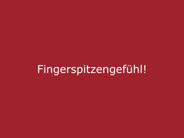 Roter Hintergrund mit beiger Schrift &bdquo;Fingerspitzengef&uuml;hl&ldquo;, stilvolles Statement f&uuml;r Hospitality, G&auml;steservice und professionelle Eventbetreuung