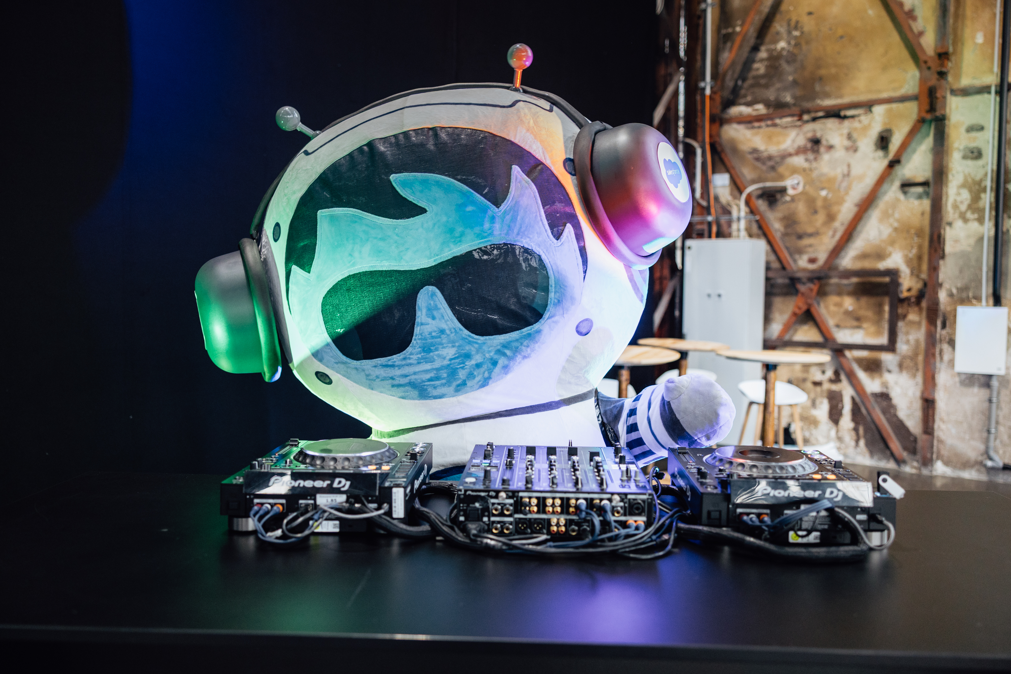 Walking Act im Roboterkostüm hinter einem DJ-Pult mit bunten Lichteffekten, futuristische Entertainment- und Promotioninszenierung bei Event und Festival