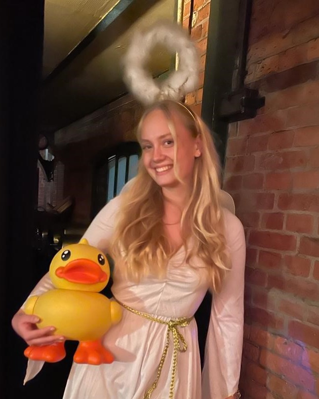 Hostess als Engel mit Ente in der Hand bei einem cinnamon Walking Act, kreative Promotion und auffällige Markeninszenierung bei Event und Veranstaltung