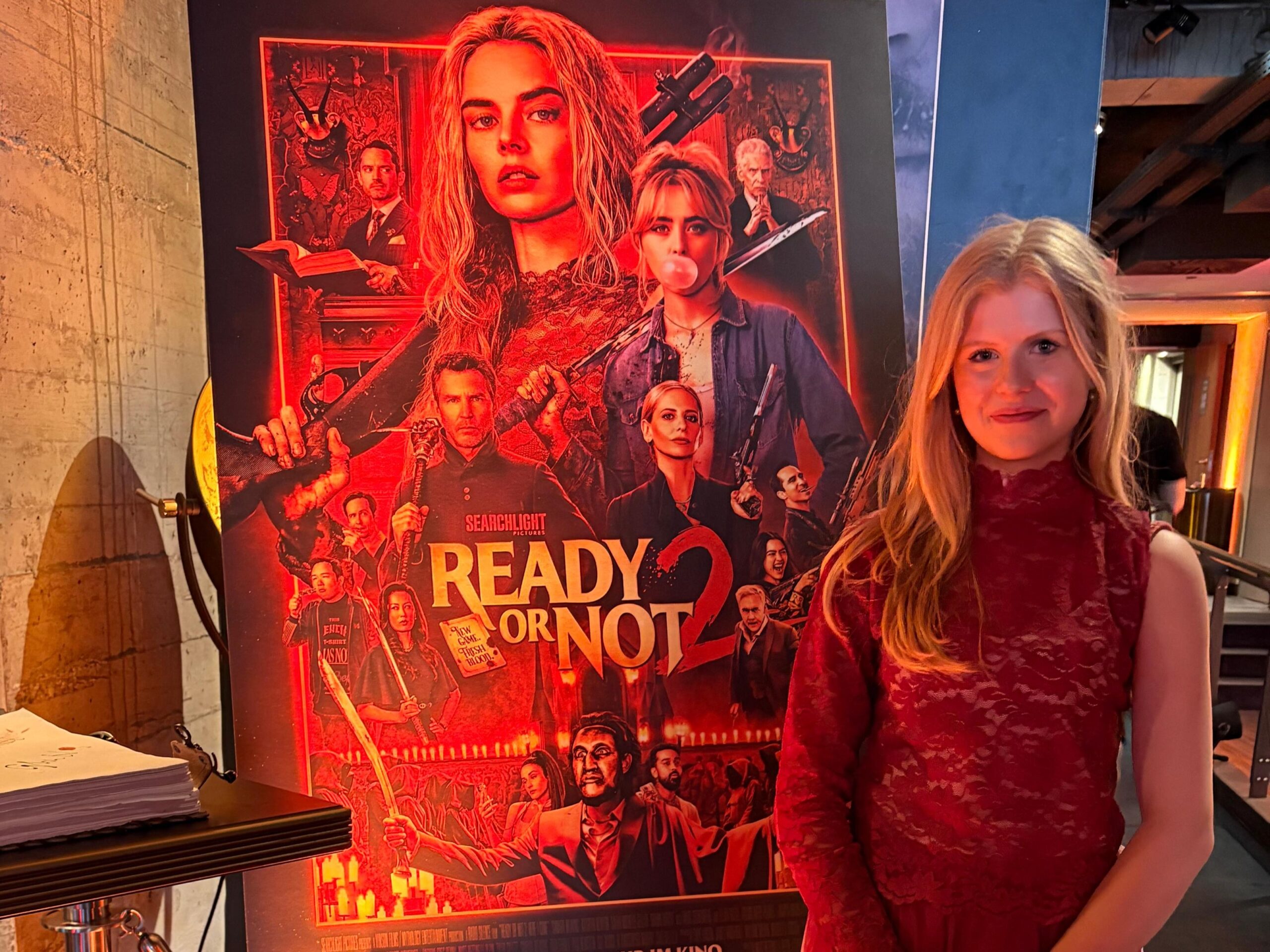 Hostess im Spitzenkleid vor einer Fotowand bei einer Filmpremiere in Hannover, eleganter Empfangsservice und stilvoller Eventauftritt von cinnamon