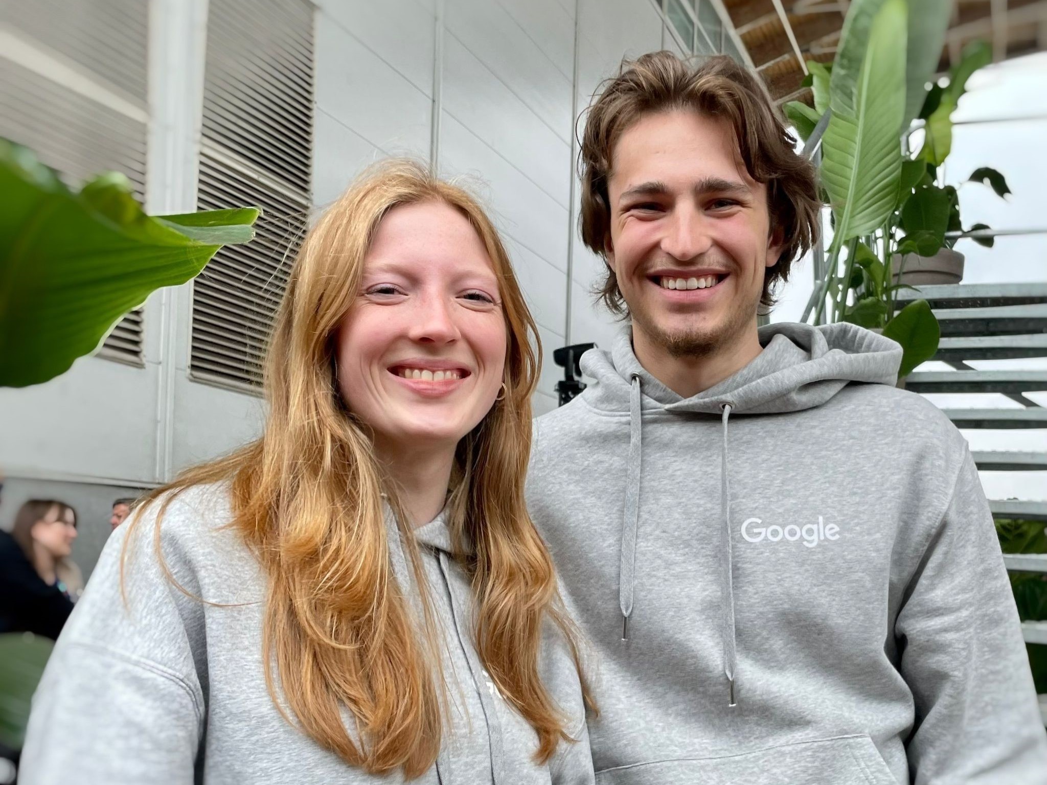Zwei Hostessen im grauen Pullover bei der OMR Hamburg 2023, professioneller Messe- und Promotionservice der cinnamon Agentur bei Event und Konferenz