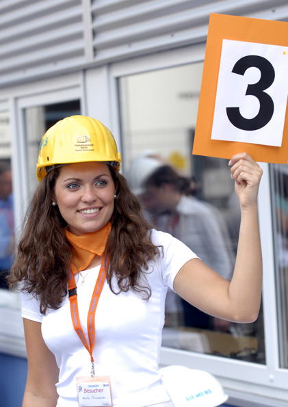 Hostess bei der Wegeleitung in Dresden, freundlicher Empfangsservice und professionelle Besucherbetreuung bei Event und Messe