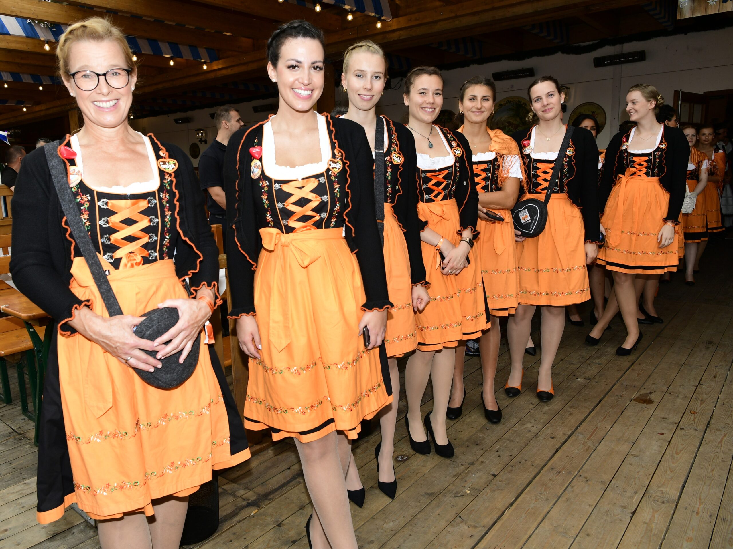 cinnamon Hostessen im Dirndl bei den SIXT Damenwiesen auf dem Oktoberfest, traditioneller Promotion- und Empfangsservice bei Event und Markenaktivierung