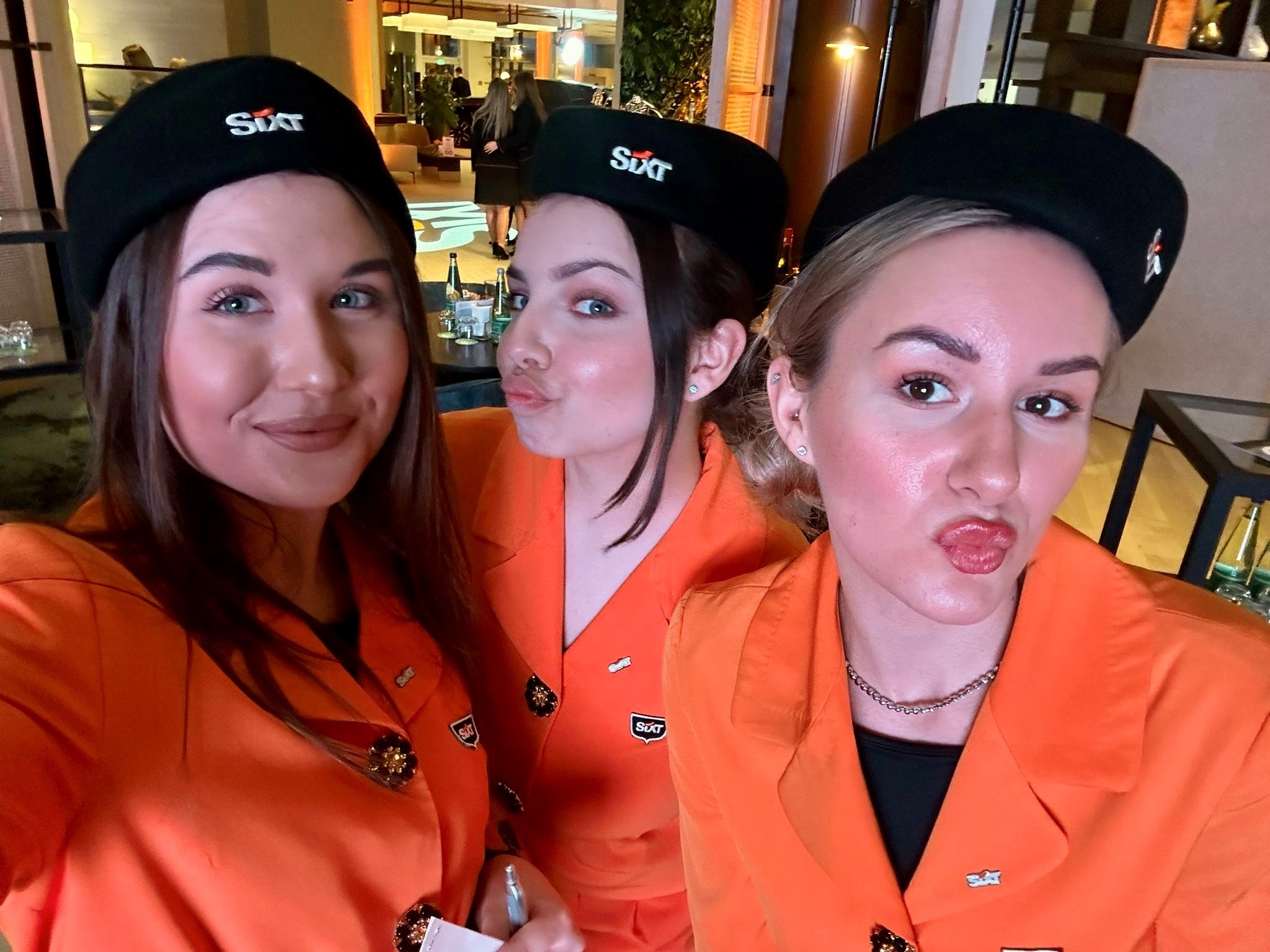 cinnamon Hostessen in orangenen Outfits bei einem SIXT Event in München, auffälliger Promotion- und Empfangsservice bei Markenaktivierung und Veranstaltung
