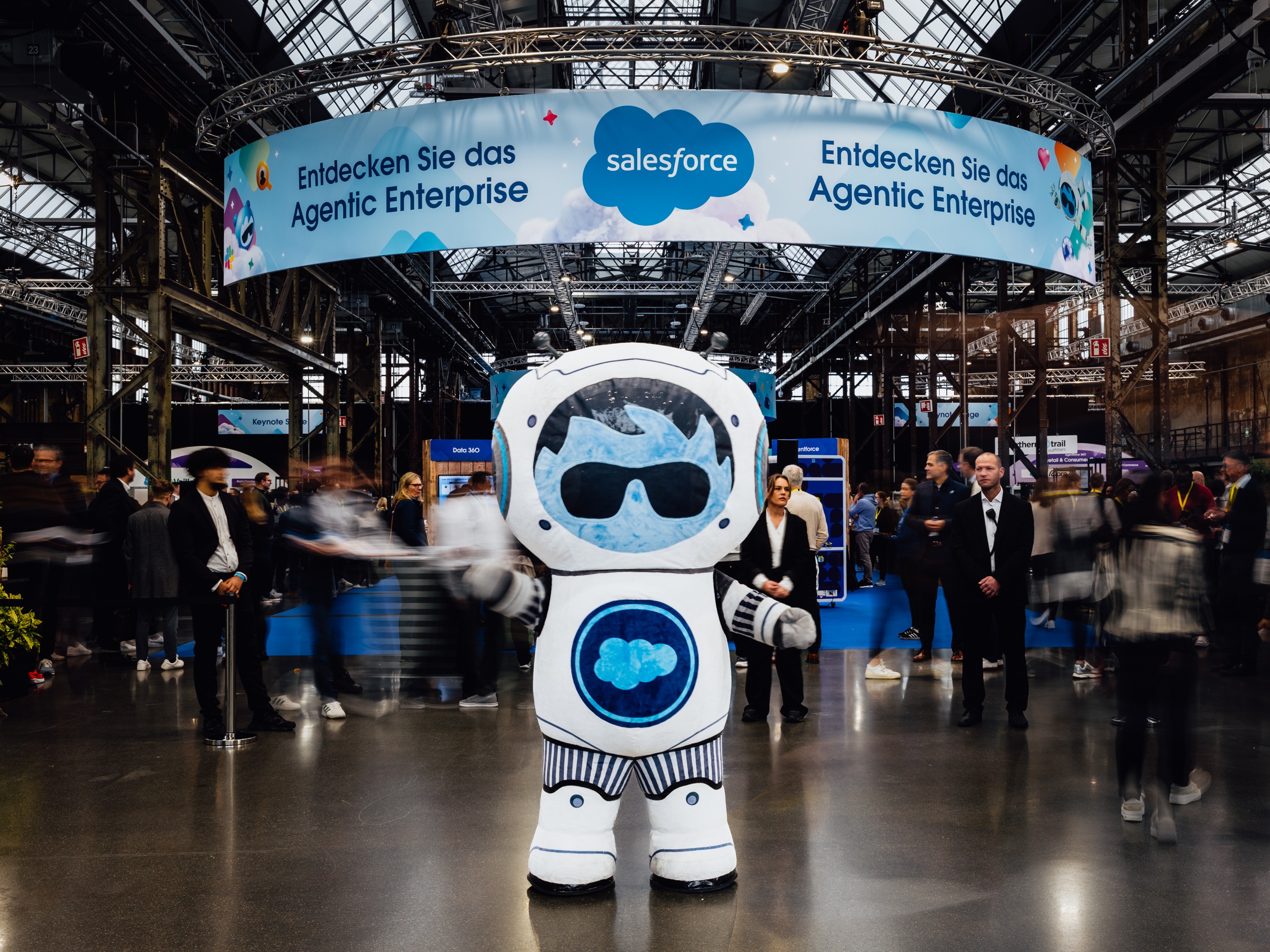 Walking Act in Bremen im futuristischen Roboterkostüm mit blauen Details auf einer Messe, auffällige Promotion und Entertainment bei Event und Markeninszenierung