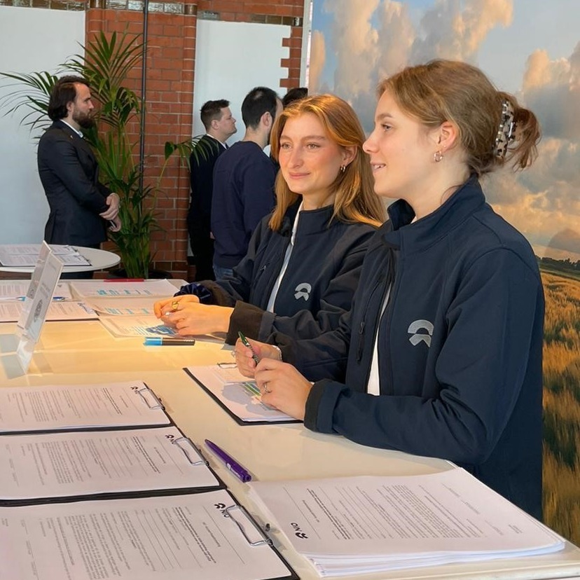 Zwei Hostessen in blauen Jacken an der Akkreditierung, professioneller Empfangsservice und Gästebetreuung bei Event, Messe und Konferenz