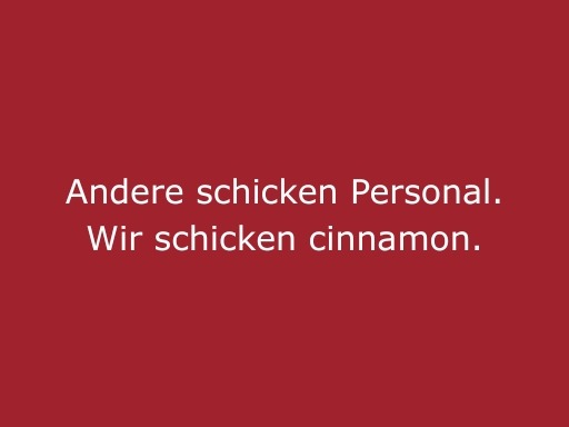 Roter Hintergrund mit beiger Schrift „Andere schicken Personal. Wir schicken cinnamon“, starkes Statement für professionelles Eventpersonal und Hospitality von cinnamon in Frankfurt