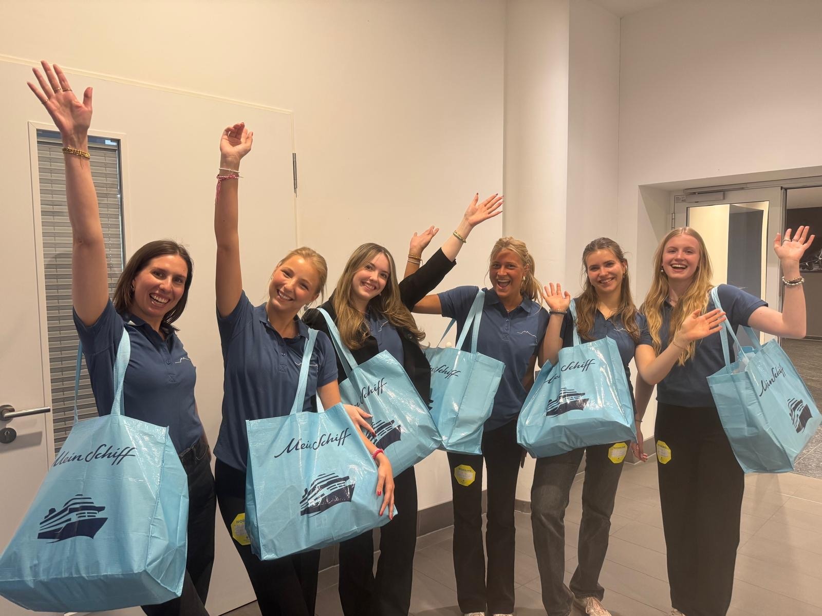 Sechs Hands mit großen blauen Taschen verteilen Goodies, professioneller Einsatz als Aufbauhelferinnen bei Event, Messe und Promotion