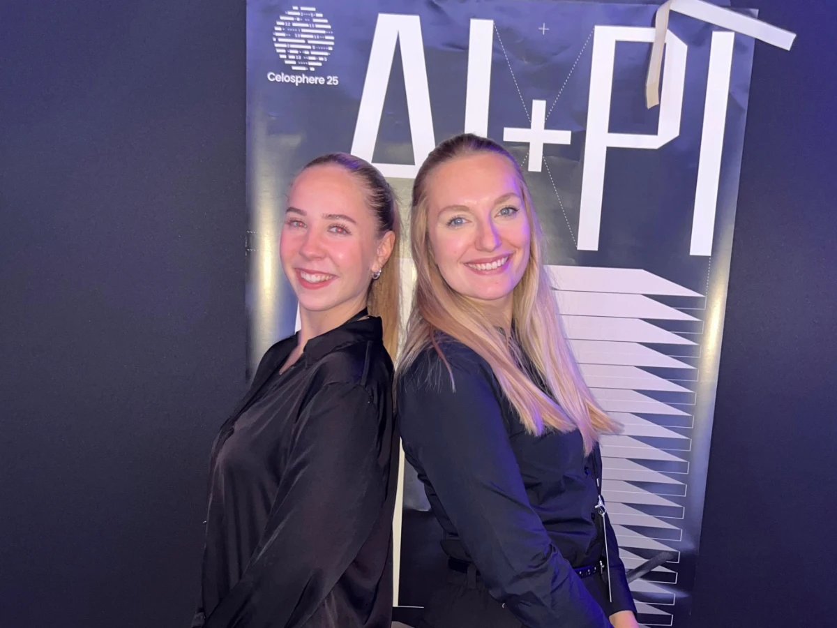 Zwei Hostessen in schwarzen Blusen stehen Rücken an Rücken vor einer Fotowand, eleganter Promotion- und Empfangsservice bei Event und Messe