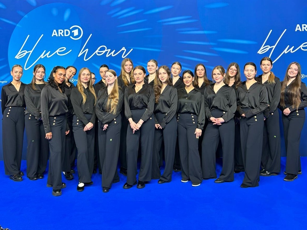 Eventhostessen von cinnamon im All-Black Look auf dem blauen Teppich der ARD Blue Hour Fotowand, eleganter Gala- und Empfangsservice bei Event und Medienveranstaltung