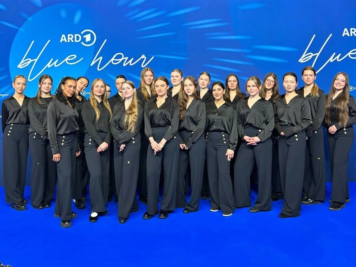 Eventhostessen von cinnamon im All-Black Look auf dem blauen Teppich der ARD Blue Hour Fotowand, eleganter Gala- und Empfangsservice bei Event und Medienveranstaltung