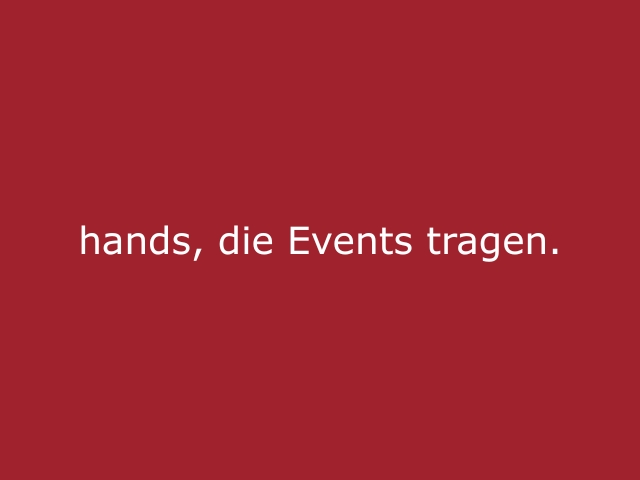 Roter Hintergrund mit beiger Schrift „Hands, die Events tragen“, starkes Statement für Aufbauhelferinnen, Aufbauhelfer und professionellen Eventsupport von cinnamon.