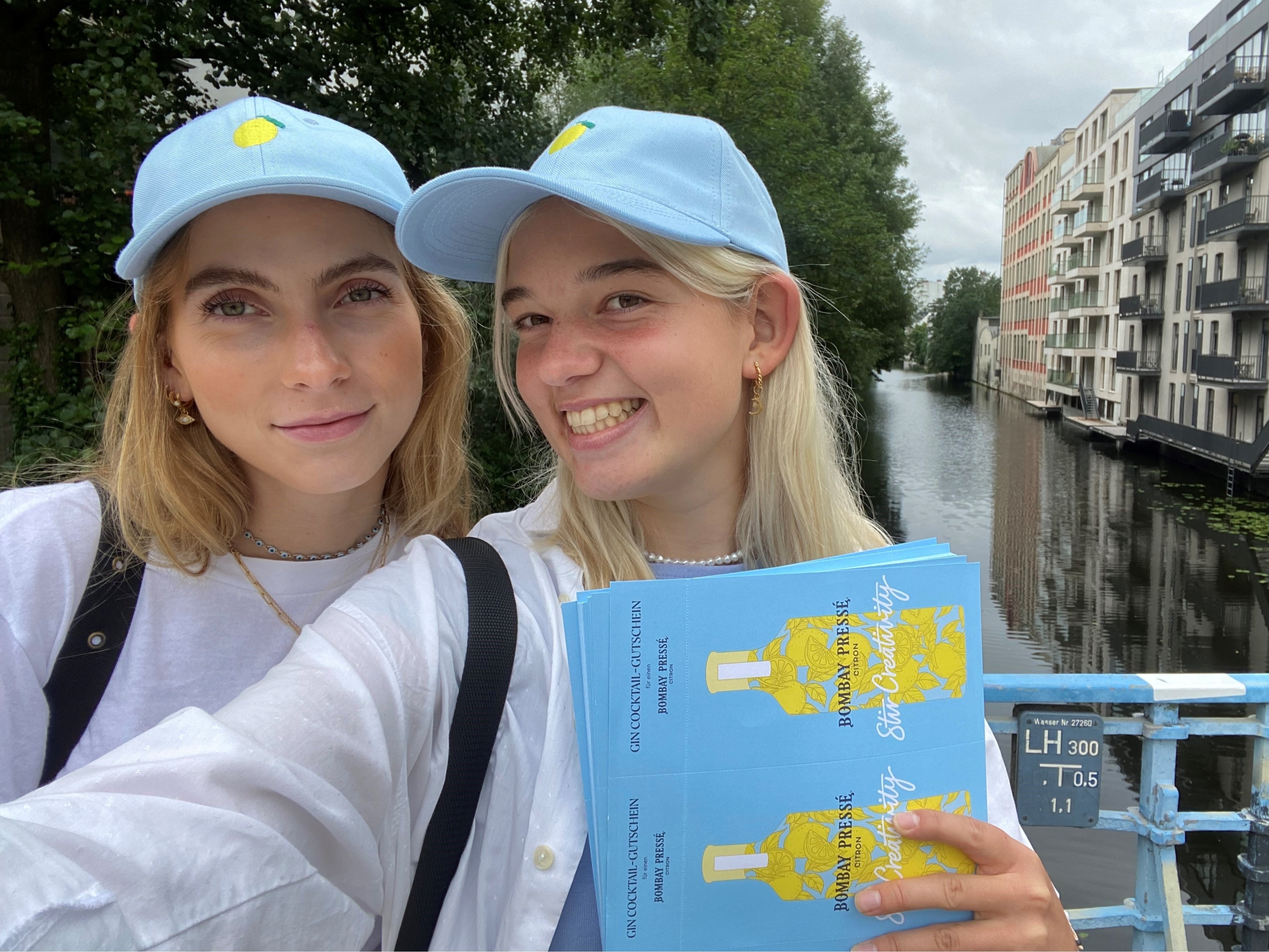 Zwei Hostessen in Promotion Outfits lächeln in die Kamera, professioneller Markenauftritt und freundlicher Eventservice bei cinnamon Promotion Aktionen