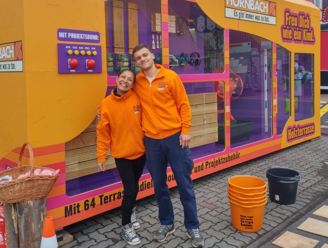 Hosts und Hostessen in Hornbach Farben bei einer Promotion Aktion, aufmerksamkeitsstarker Einsatz für Markenpräsentation und Kundenansprache bei Event und Promotion