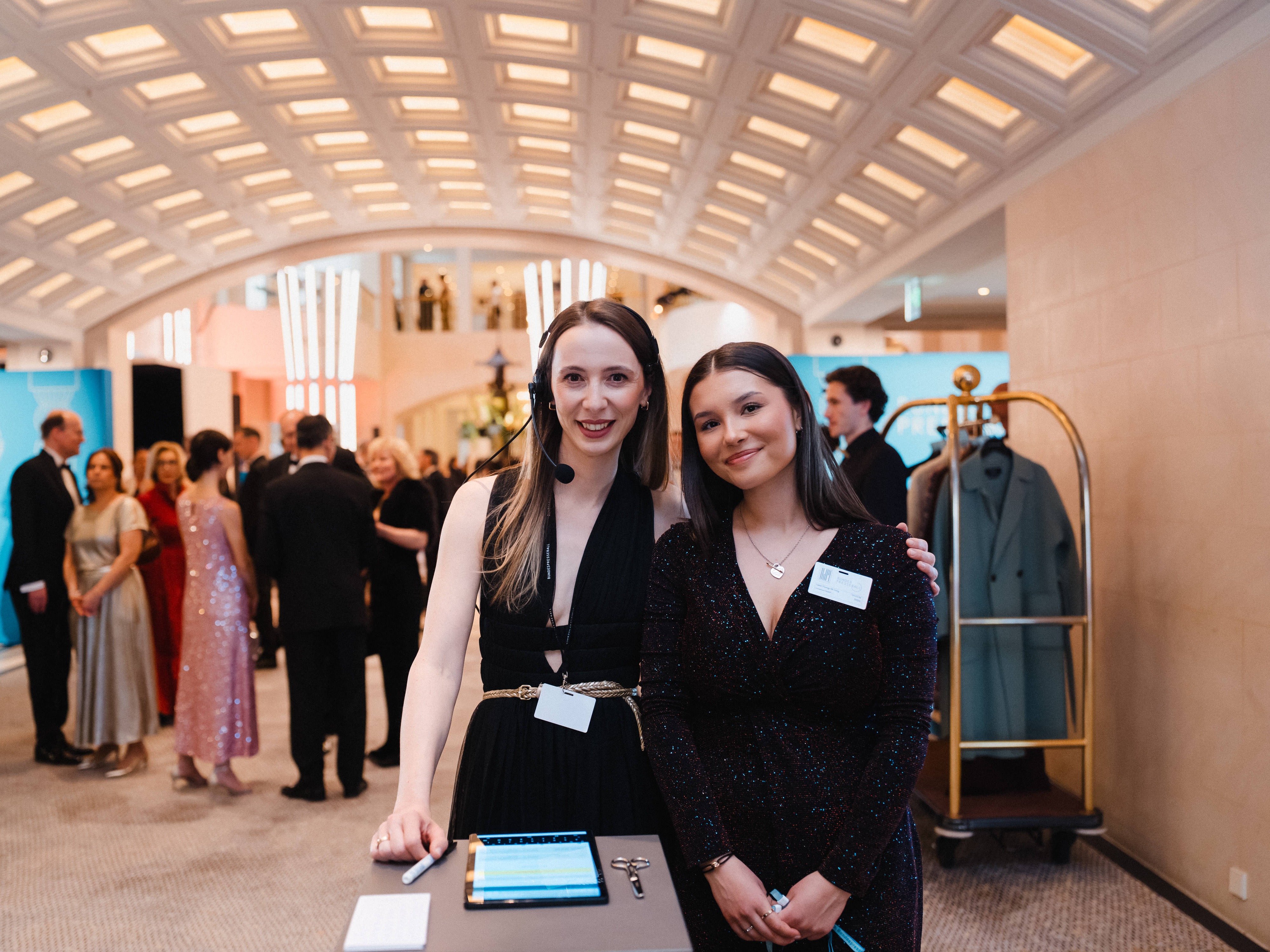 Zwei Hostessen in eleganten Abendkleidern an der Akkreditierung beim Bundespresseball in Berlin, stilvoller Empfang und professionelle Gästebetreuung bei Gala Event