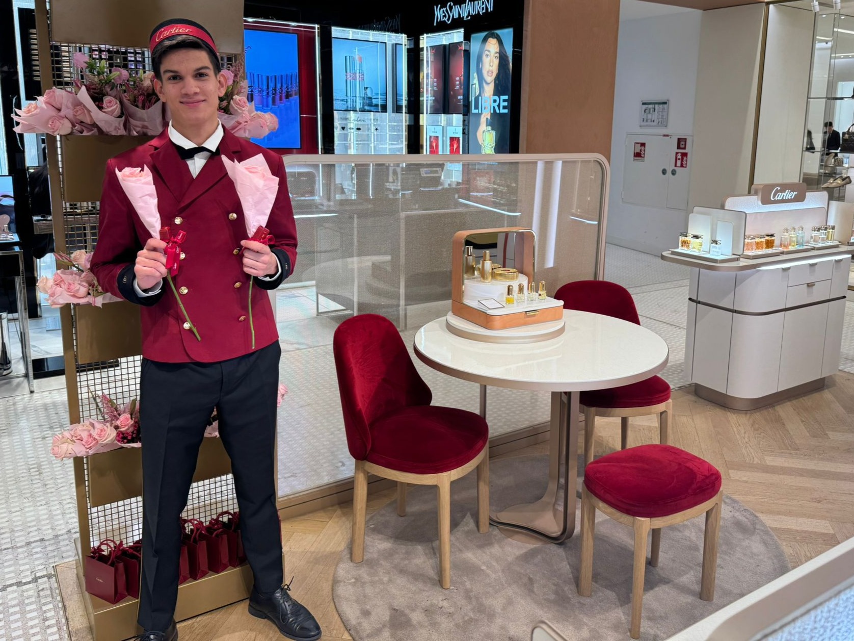 Host bei Cartier verteilt Blumen an Gäste, eleganter Promotion- und Empfangsservice bei Luxus-Event und Markenpräsentation