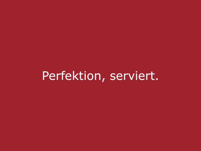 Roter Hintergrund mit beiger Schrift „Perfektion, serviert.“, stilvolles Statement für cinnamon Catering Staff, Servicepersonal und professionelle Hospitality bei exklusiven Events.