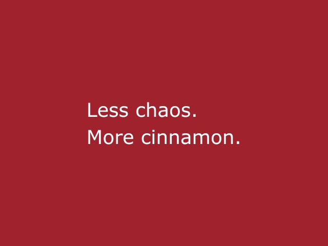 Roter Hintergrund mit beiger Schrift „Less chaos. More cinnamon“, modernes Statement für organisierte Events, professionelle Hospitality und nachhaltige Veranstaltungserlebnisse