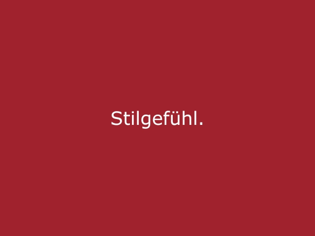 Roter Hintergrund mit beiger Schrift „Stilgefühl“, modernes Statement für cinnamon und stilbewusste Hosts und Hostessen mit professioneller Ausstrahlung bei Events