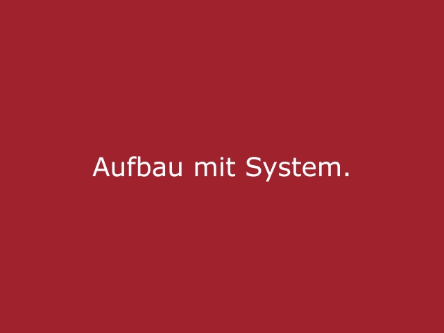 Roter Hintergrund mit beiger Schrift „Aufbau mit System“, professionelles Statement für Auf- und Abbauhelfer von cinnamon und perfekt organisierte Events