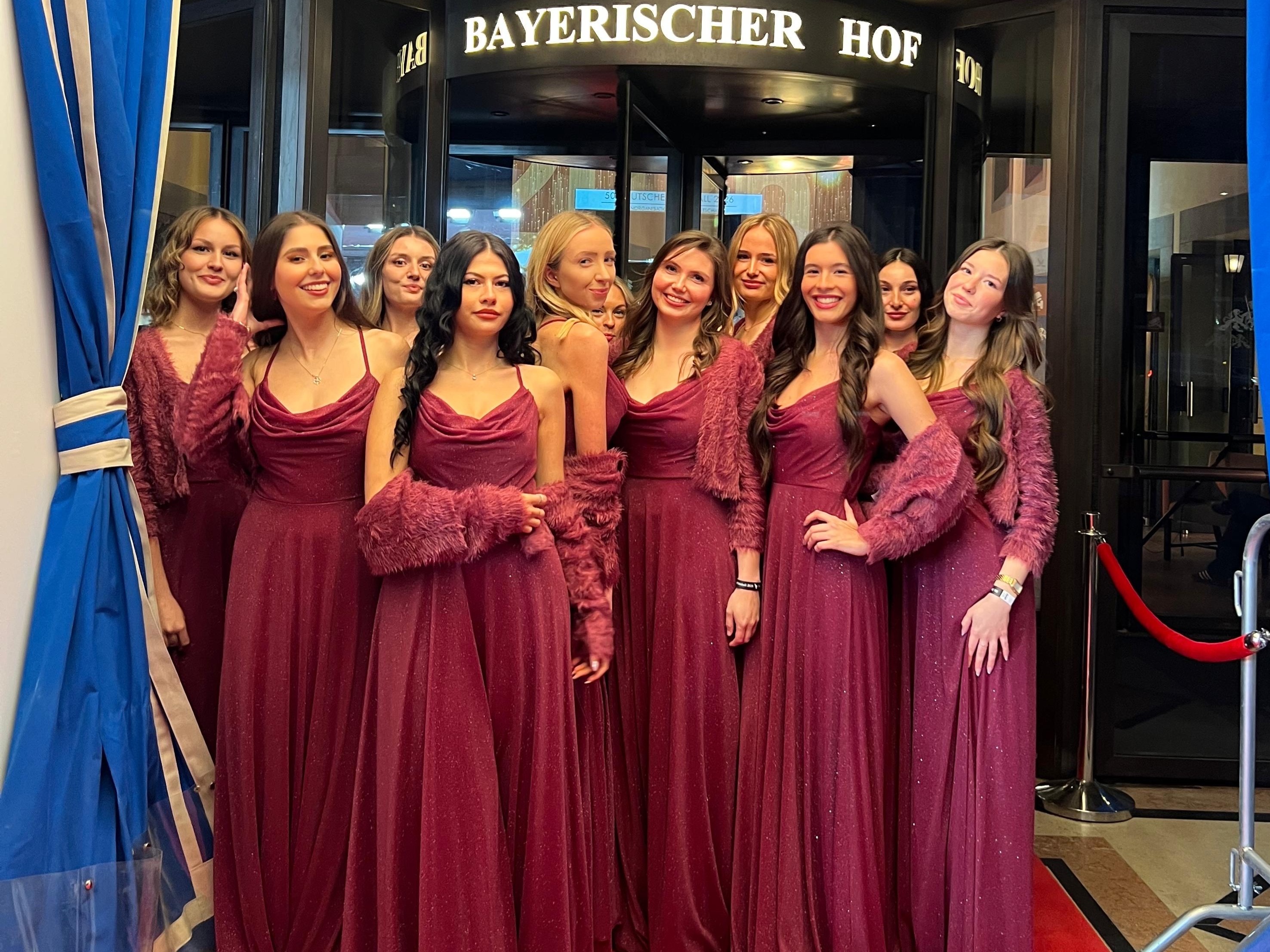 cinnamon Hostessen in eleganten Abendkleidern vor einem Eingang, stilvoller Empfangsservice und professioneller Gala-Auftritt bei exklusivem Event