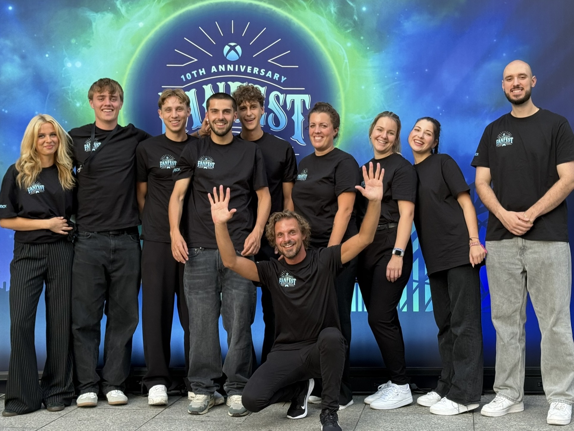 Hosts und Hostessen in schwarzen Outfits vor einer gamescom Fotowand, lächelnder Promotion Einsatz bei Gaming-Event und Markenpräsentation