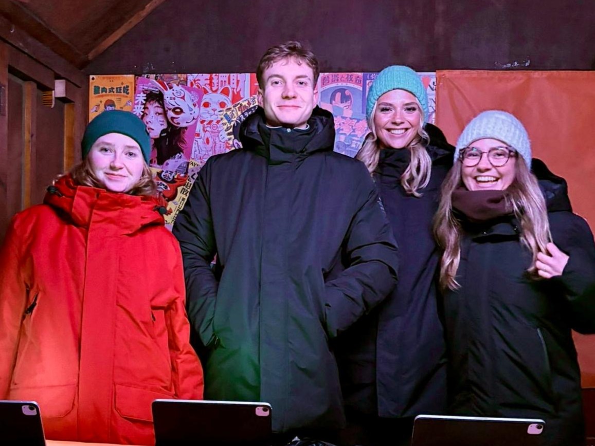 Vier Hosts und Hostessen in Winterjacken an der Akkreditierung in Mainz, professioneller Empfangsservice und Eventbetreuung von cinnamon Marketing