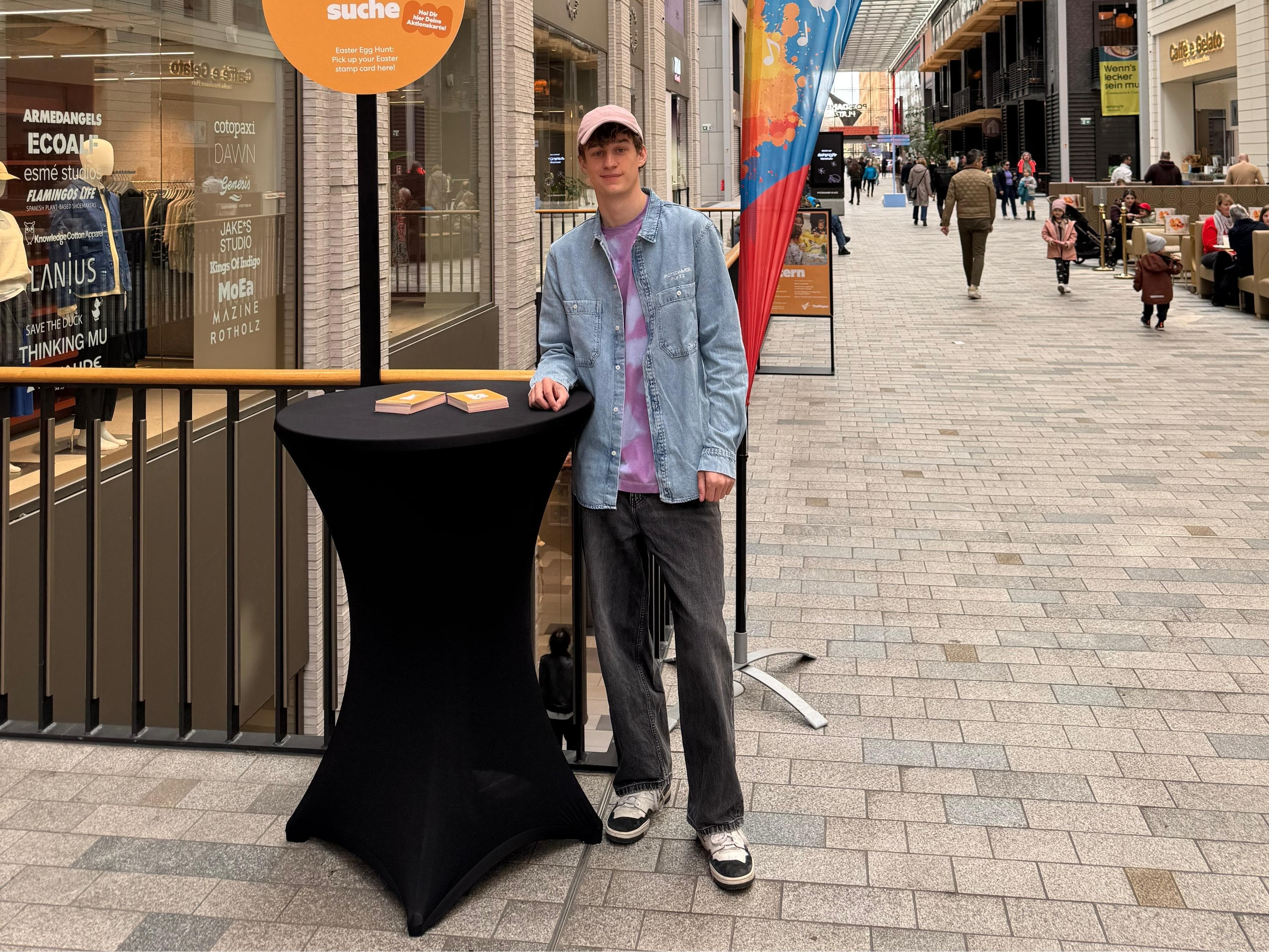 Promoter unterstützt an einem Stehtisch mit Promotion Marketing, aktiver Markenauftritt und professionelle Kundenansprache bei Event und Veranstaltung