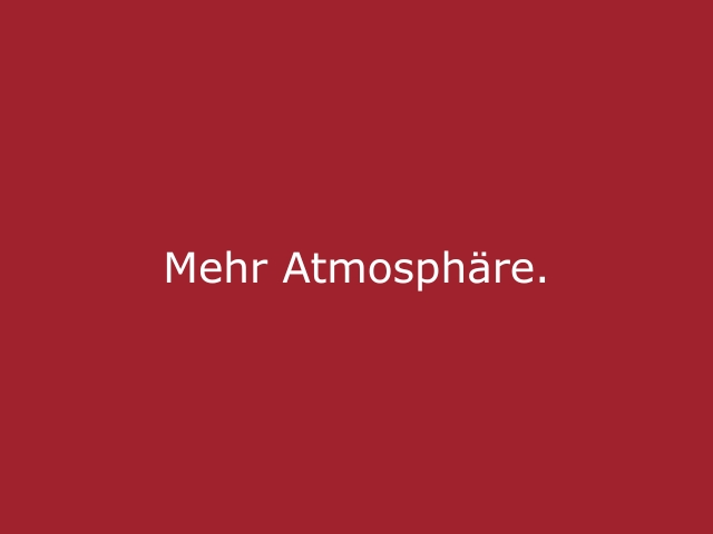 Roter Hintergrund mit beiger Schrift „Mehr Atmosphäre mit präzise gewählter Kleidung“, stilvolles Statement für cinnamon Eventpersonal und professionelle Hospitality Looks